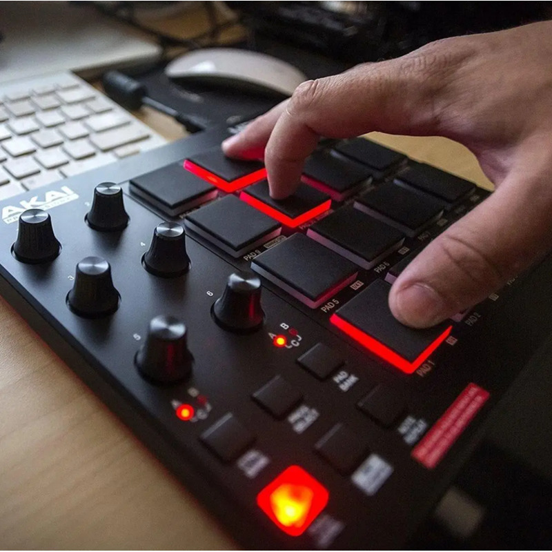 MIDI контроллер AKAI MPD218